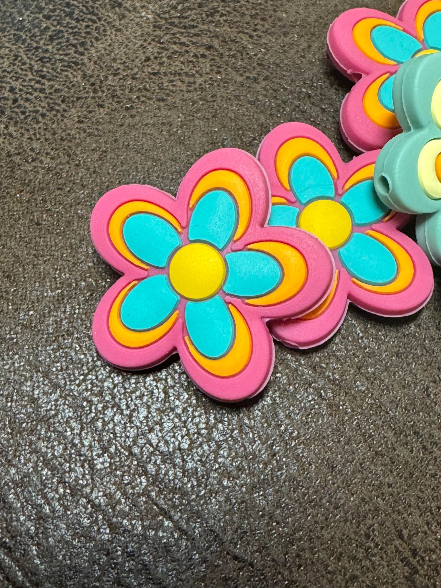 Retro daisy silicone focal, for beadable items like pens