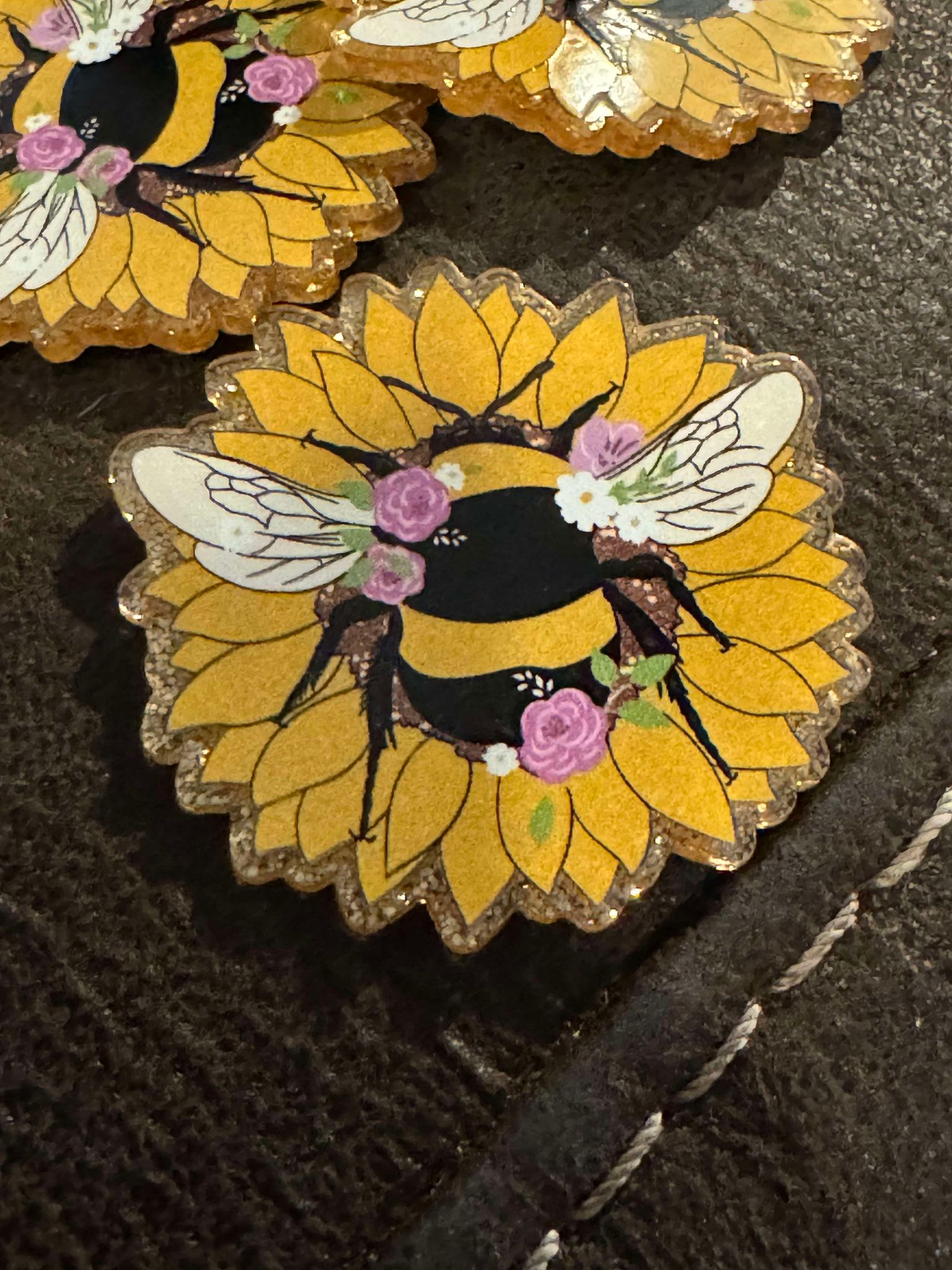 Bee sunflower, acrylic piece, for badges, pens, earrings etc