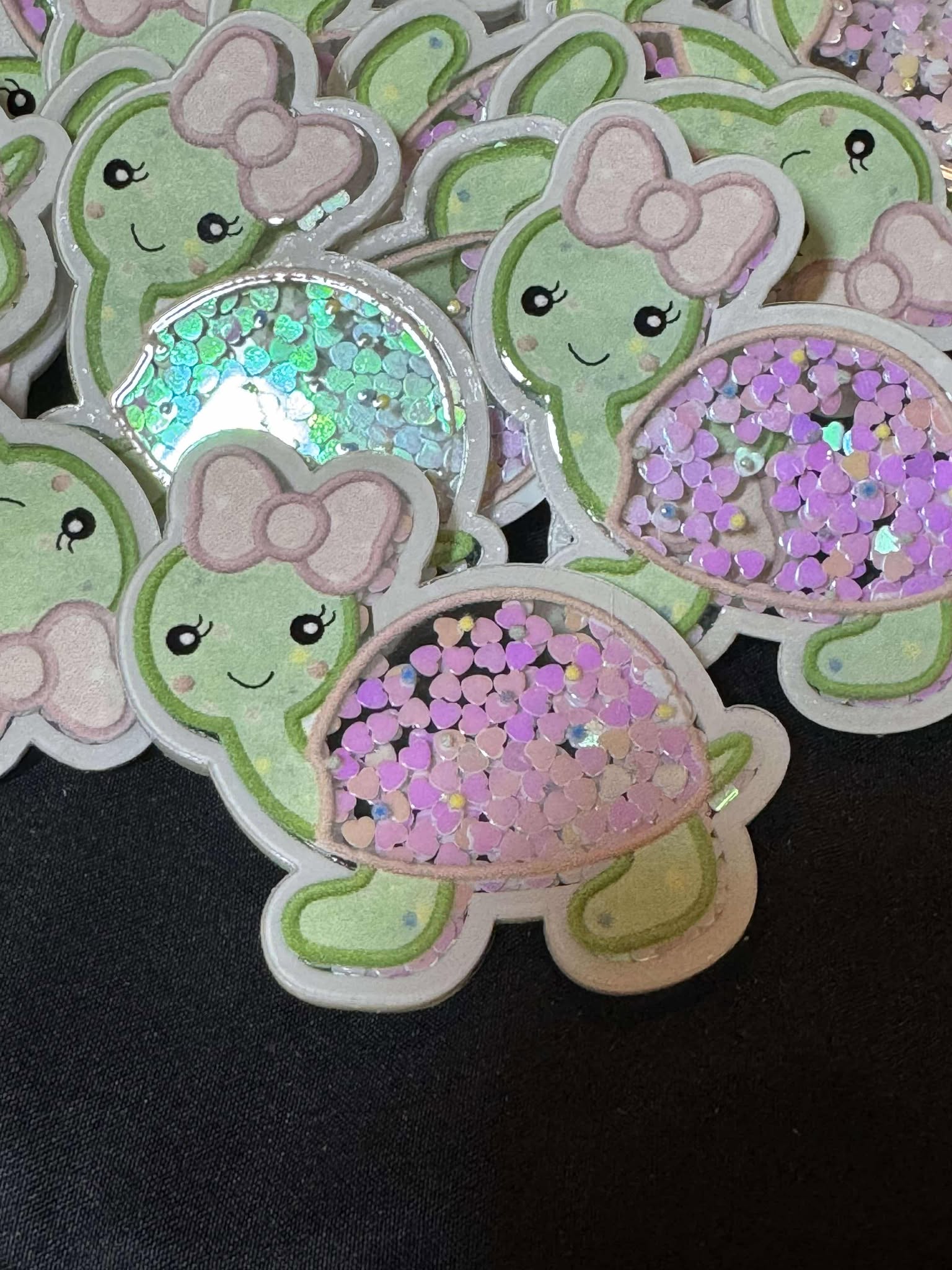 Turtle, shakeable glitter acrylic piece, for badges, pens, earrings etc