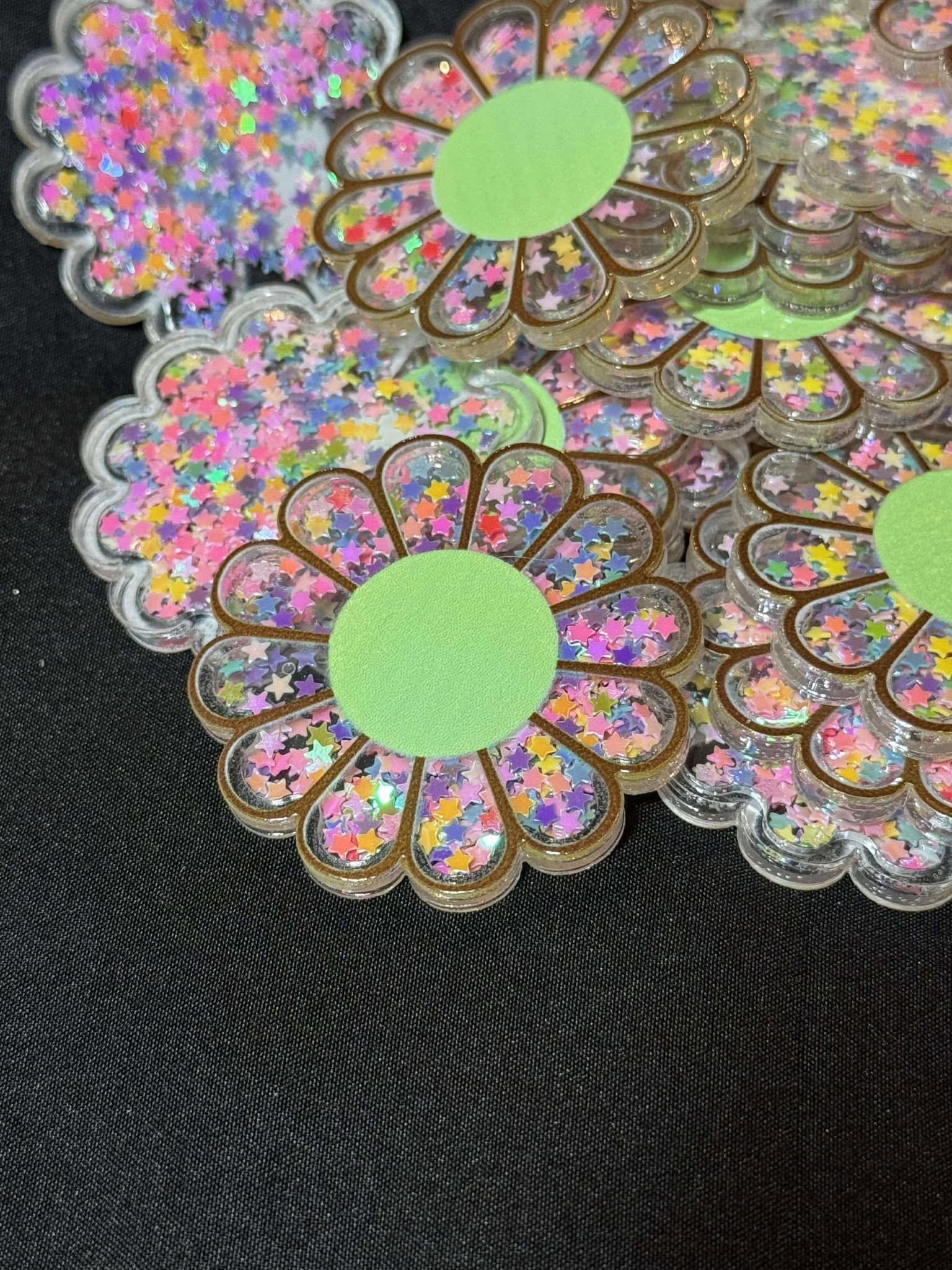 Flower, shakeable glitter acrylic piece, for badges, pens, earrings etc