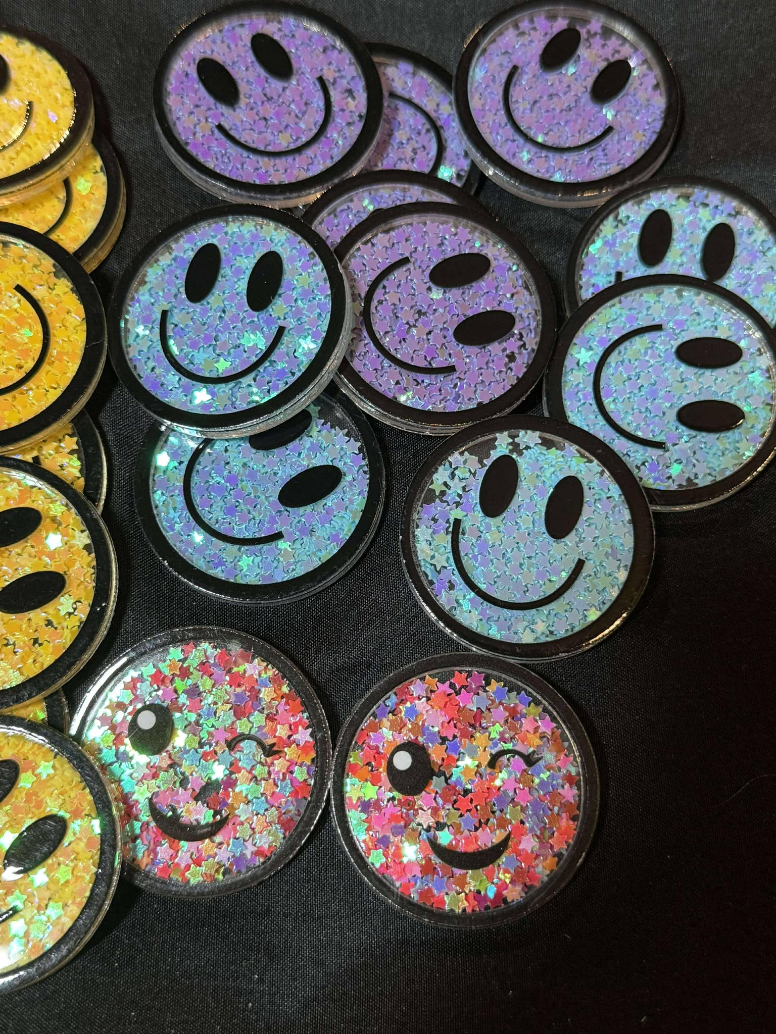 Smile face, Glitter shaker acrylic piece, for badges, pens, earrings etc