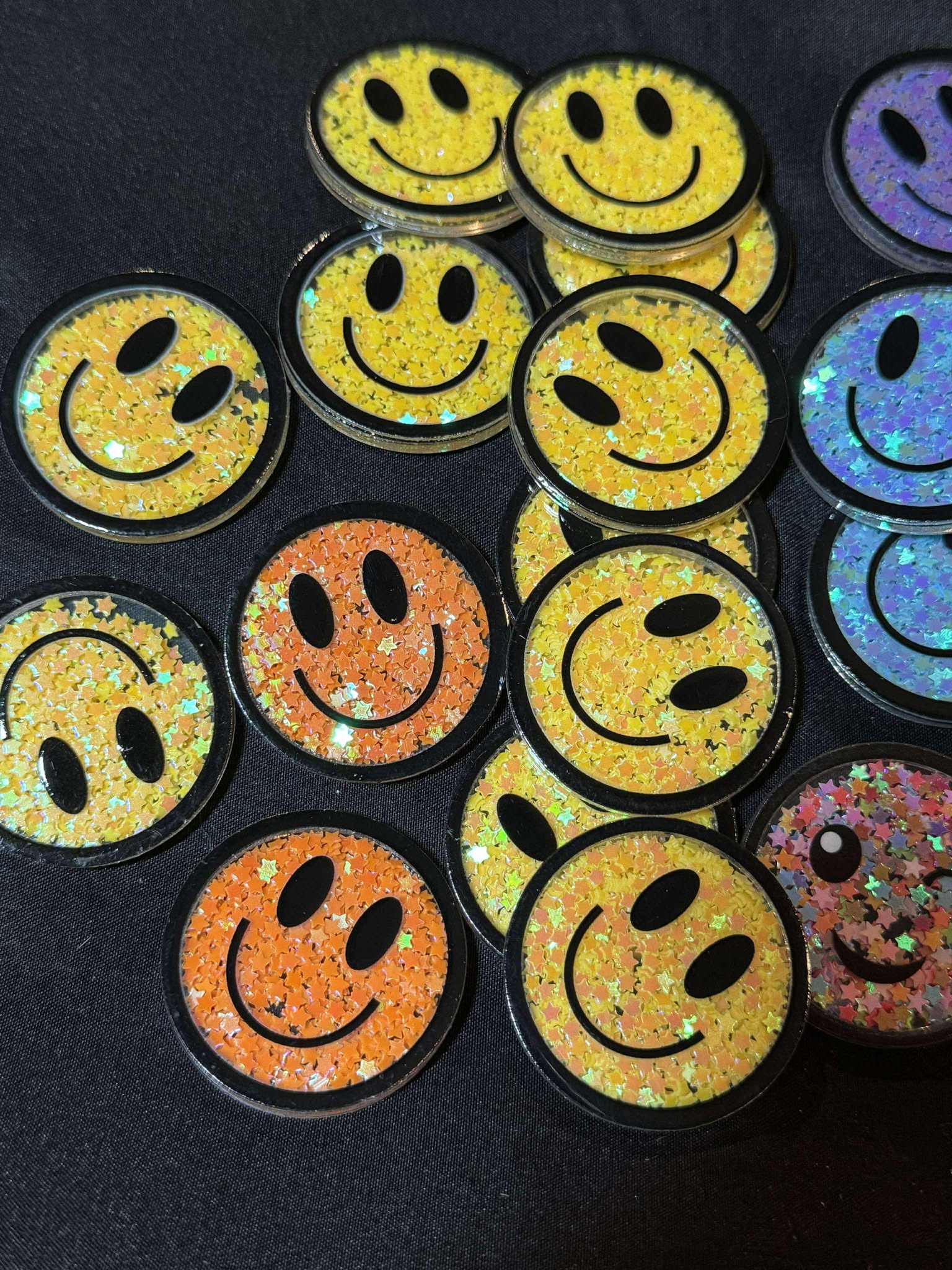 Smile face, Glitter shaker acrylic piece, for badges, pens, earrings etc