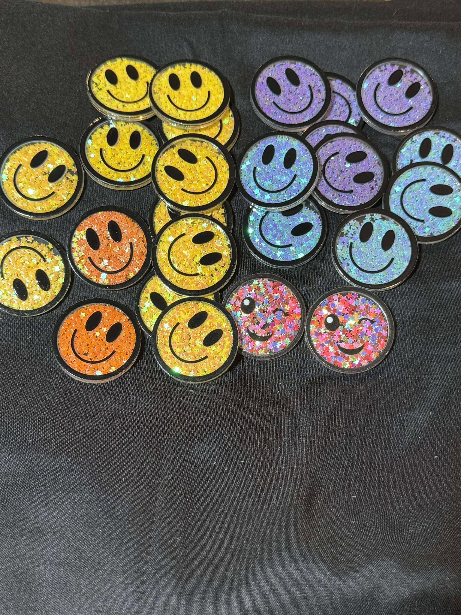 Smile face, Glitter shaker acrylic piece, for badges, pens, earrings etc