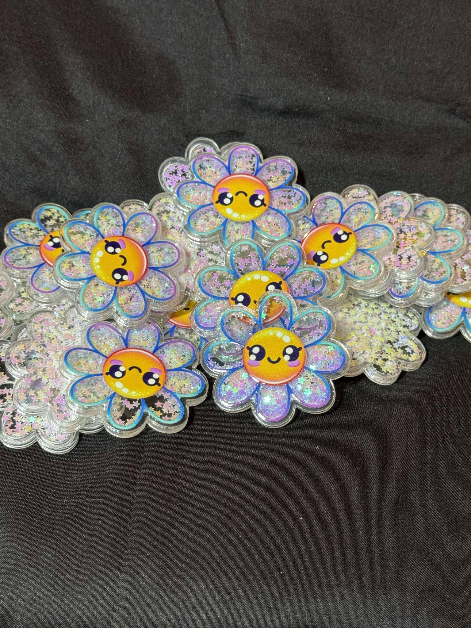 Smile face flower, shakeable glitter acrylic piece, for badges, pens, earrings etc