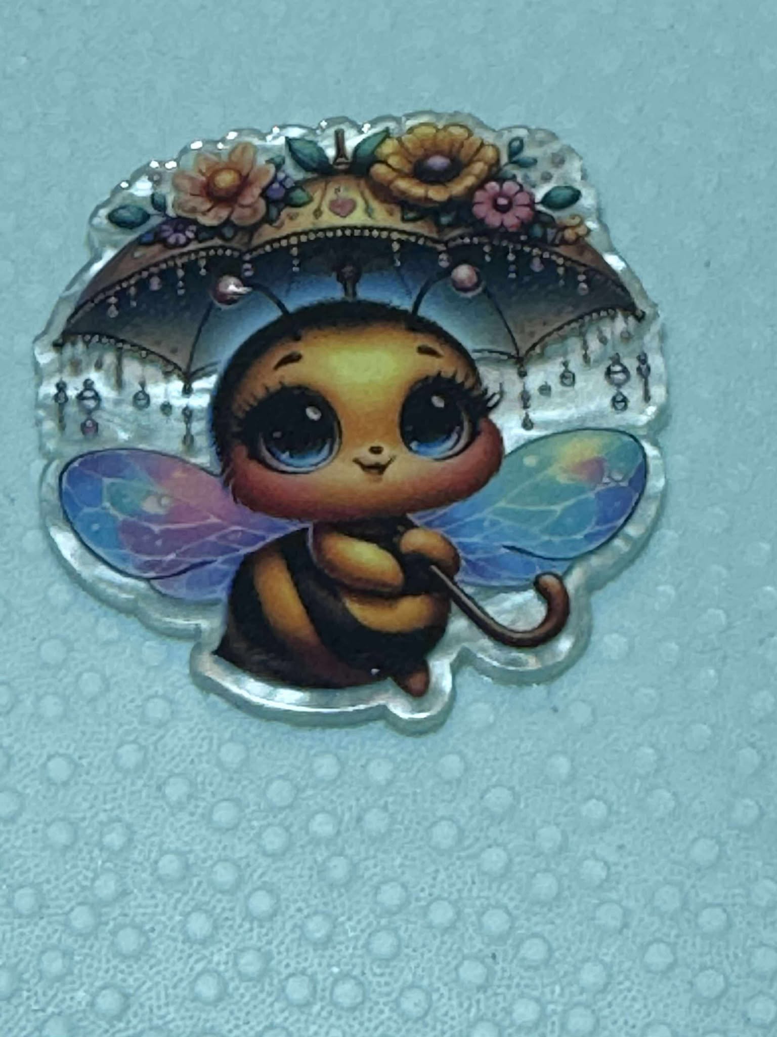 Bee with daisies acrylic piece, for badges, pens, earrings etc