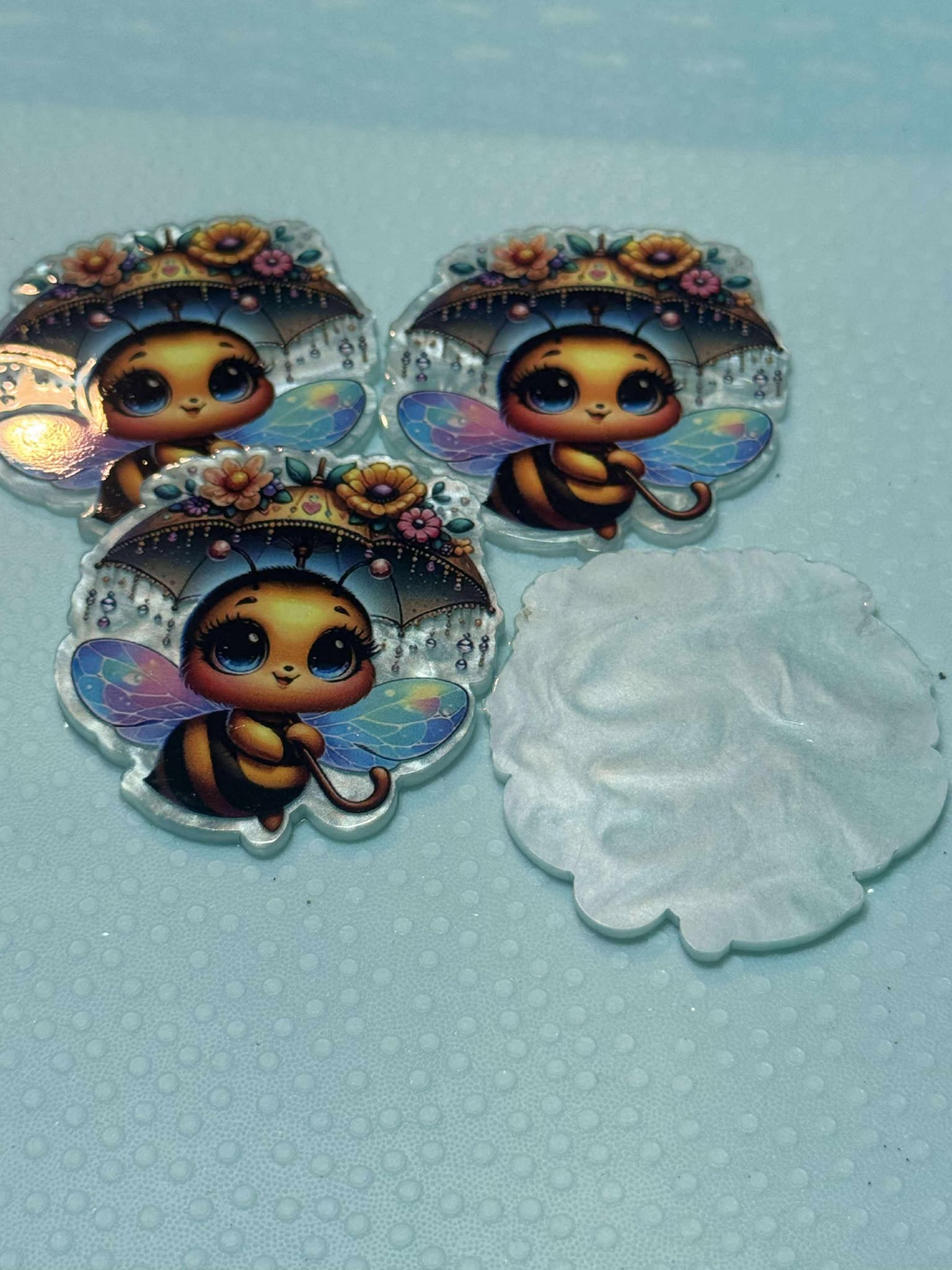 Bee with daisies acrylic piece, for badges, pens, earrings etc